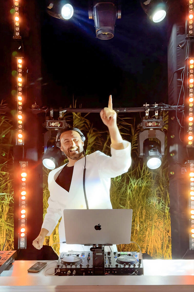 energetic-wedding-dj-greece-white-suit-party-lights