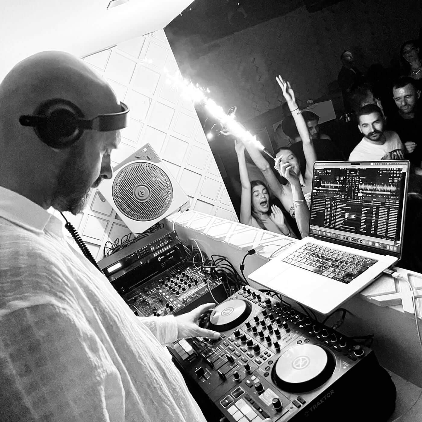 exclusive-private-party-dj-reading-the-crowd-at-night-event